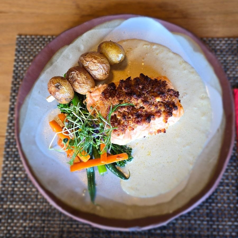 Plat de saumon servi au restaurant